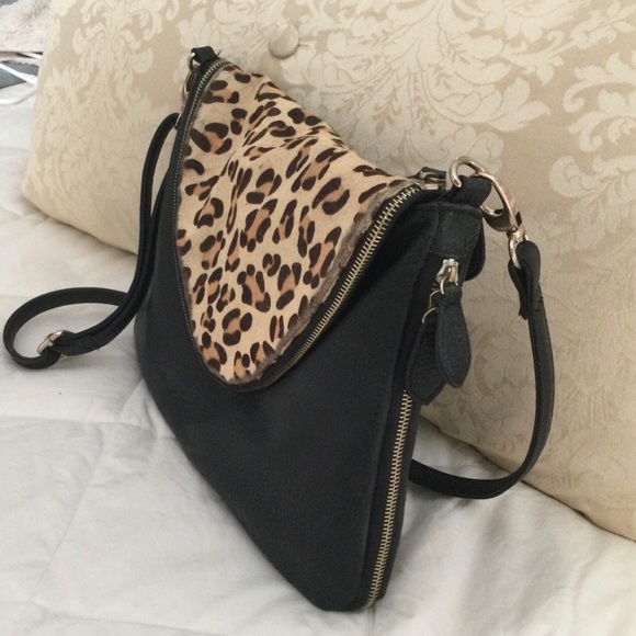 Fold over leopard accent handbag - Picture 2 of 14